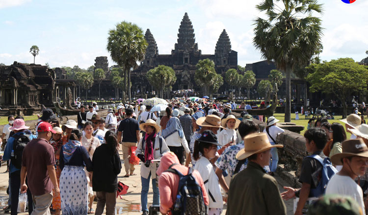 Angkor attracts almost 700,000 foreign tourists in 9 months